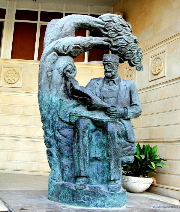 7196-巴庫-舊城區-文學家雕像.JPG