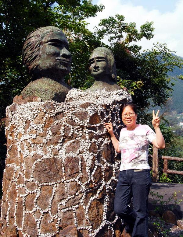 145-小烏來ㄧ日遊-原住民婦女雕像