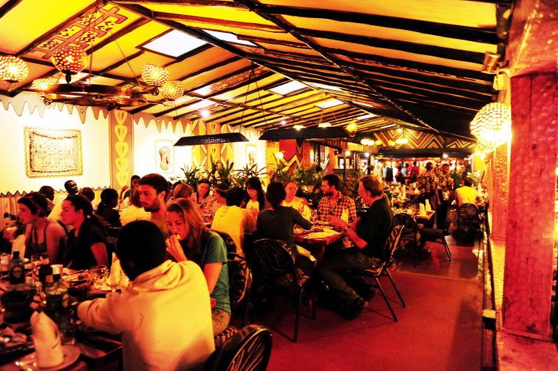 5014-奈諾比-食人族烤肉餐廳-餐桌局部