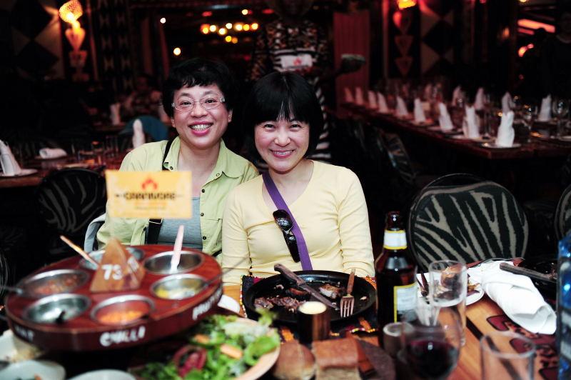 5046-奈諾比-食人族烤肉餐廳-舉投降旗