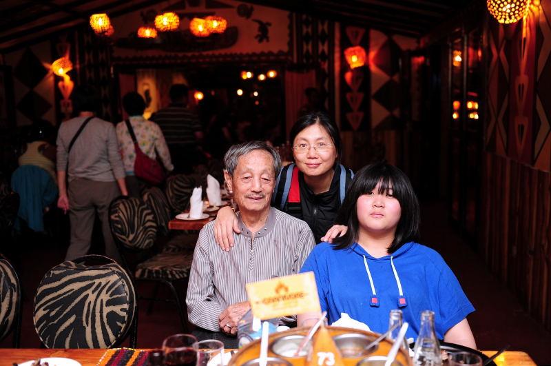 5050-奈諾比-食人族烤肉餐廳-舉投降旗