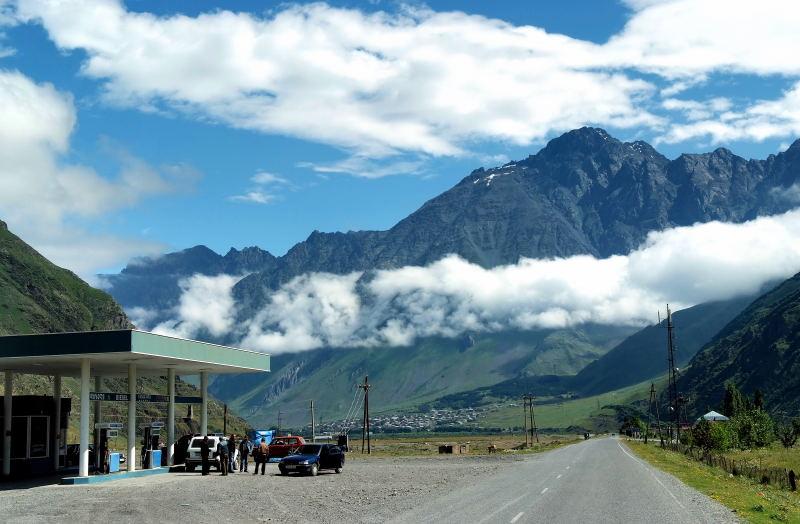 9170-古道力往卡茲貝山城-加油站.JPG